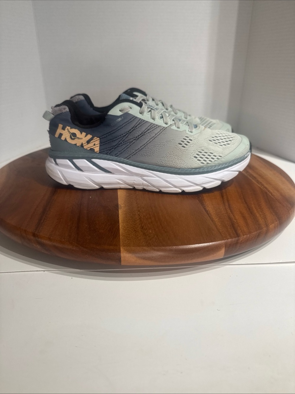 Hoka One One Clifton 6 Women’s Size 8.5 Lead Lunar Rock